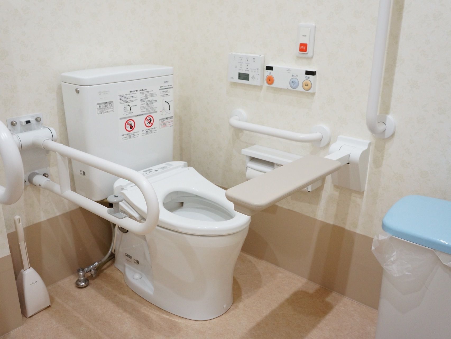 温水洗浄便座には可動式の手すりがあり、立ち上がる際の前への移動に利用でき便利である。利用者様が自立して生活できる工夫がされている。