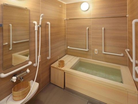 木の壁、木桶、檜浴槽と温かな雰囲気の浴室。個浴室になっており、入居者様がプライベート空間で入浴できる。