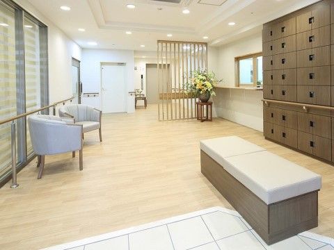 玄関を入るとエントランスが広がっている。待合用のソファが置かれている。フロントがあり来訪の方も安心。