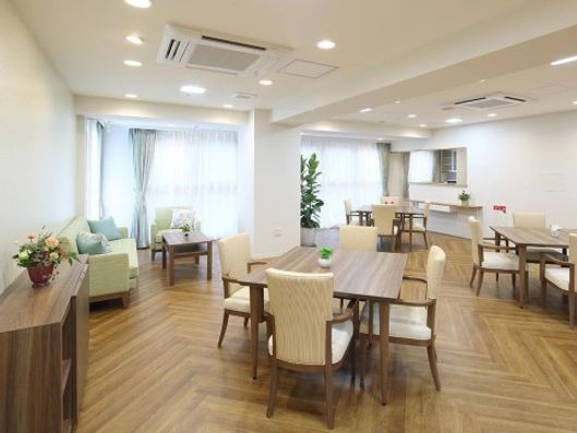 2F リビングルーム兼食堂兼機能訓練室