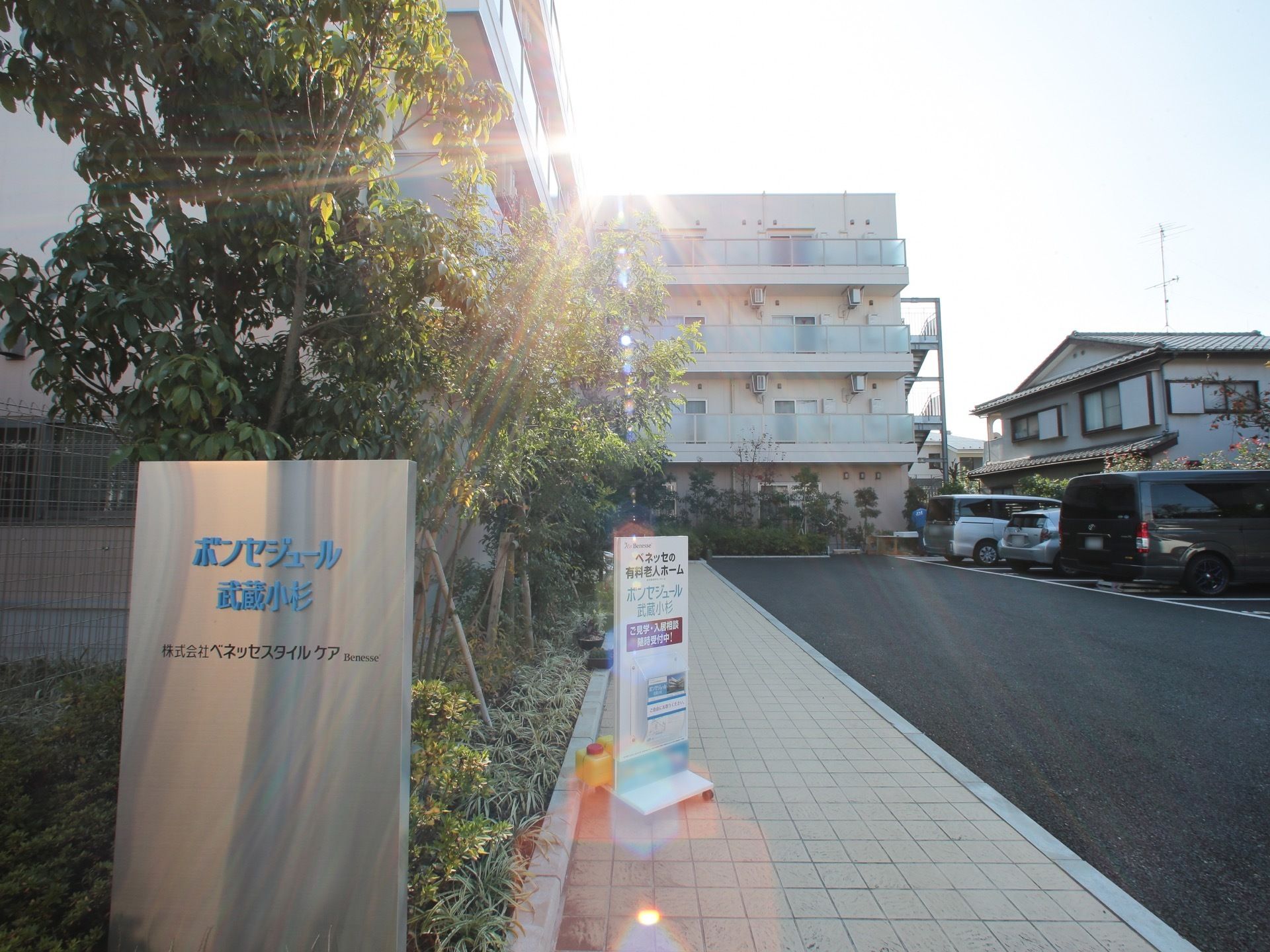 大きな車も停められる駐車場を完備した、四階建ての建物