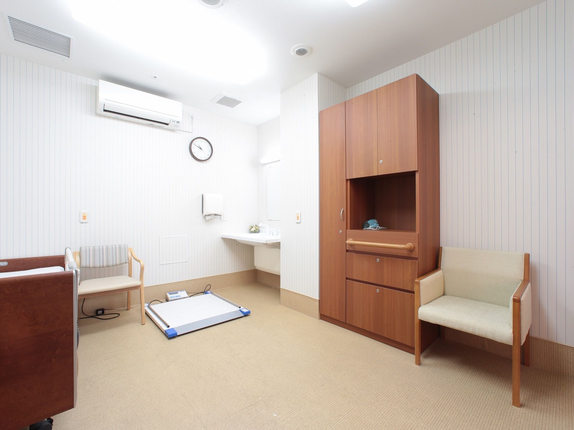 広く、明るく、介護用ベッドも備え付けられている脱衣所