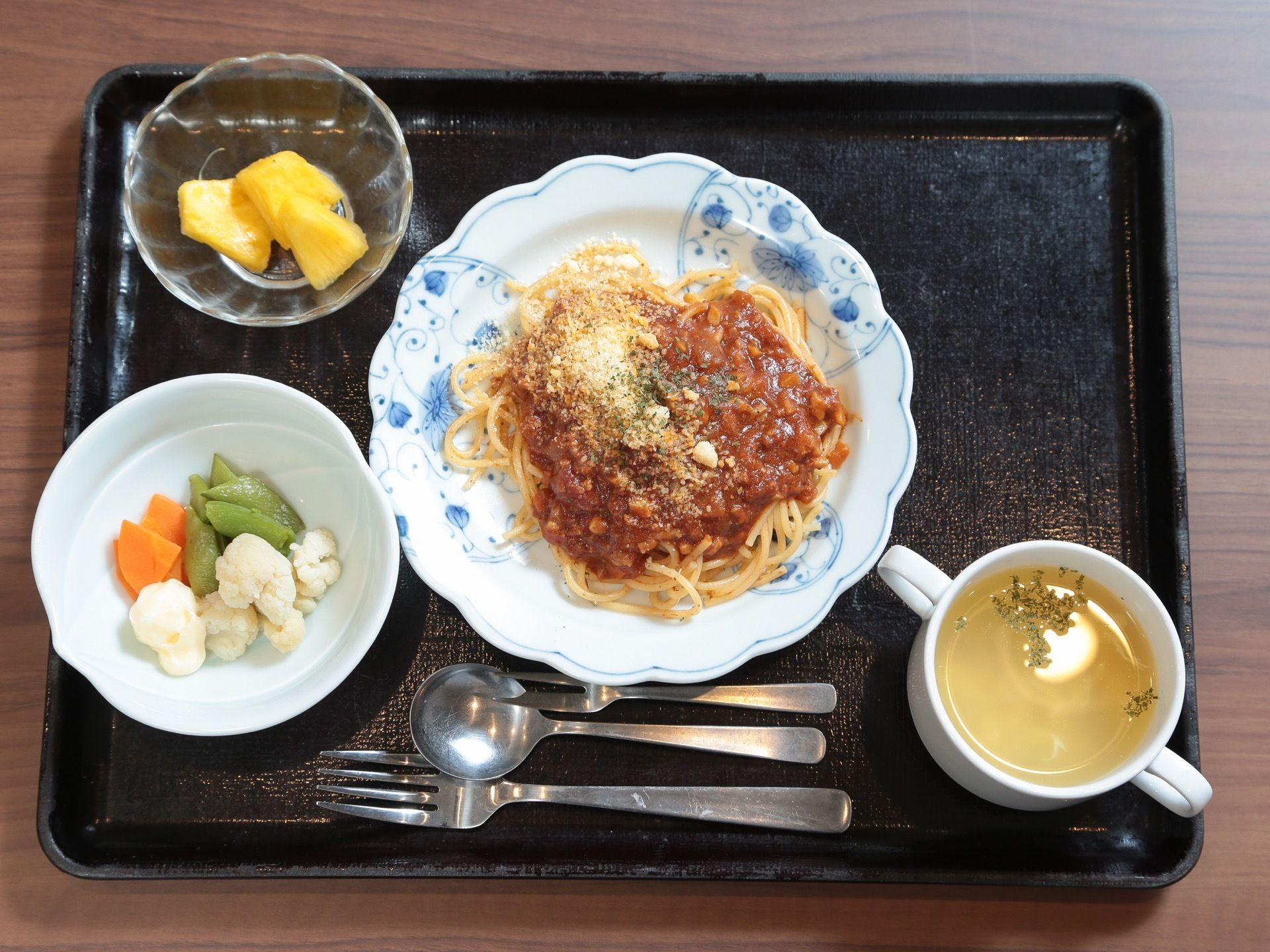スパゲッティをメインとし、副菜・デザート・スープが添えられた一人分の食事