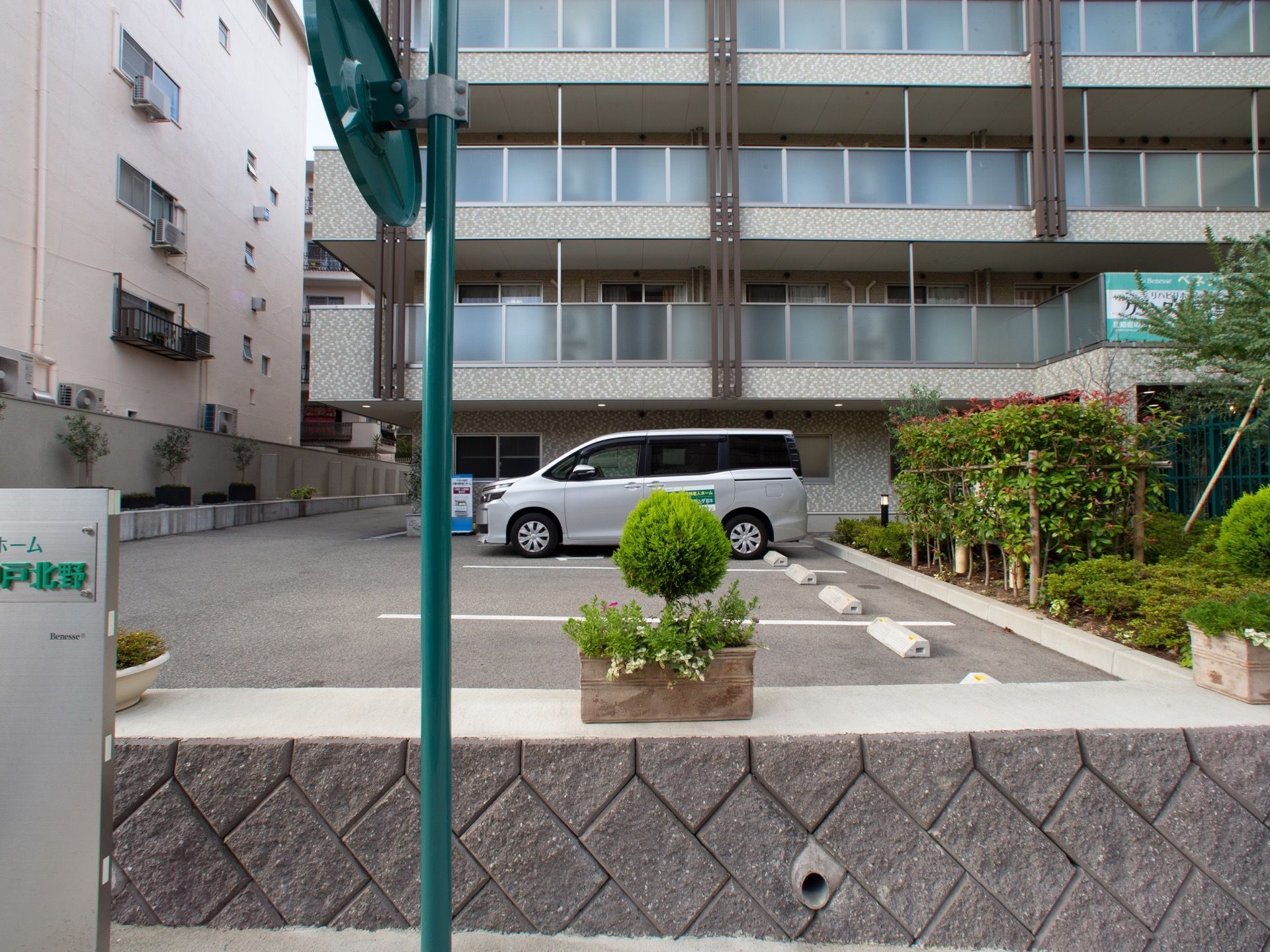 たくさんの車を停めることができる広々とした駐車スペース