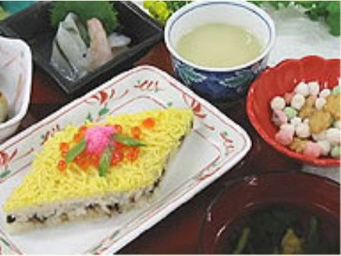 菱形に整えられたちらし寿司と雛あられのおめでたい定食