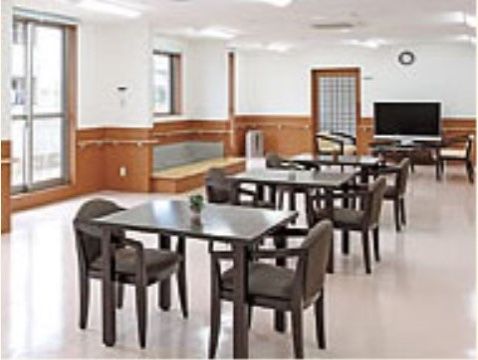 広い部屋に、焦げ茶色のテーブルとイスが多数置いてあり、大画面ＴＶも設置されており、さまざまなレクリエーションが行えるようになっている。