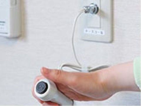 病院と同じタイプのナースコールが設置してあり、体調が悪い時には職員が２４時間呼び出しに対応することができる。