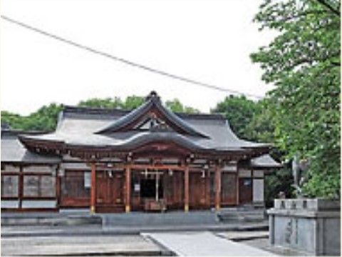 施設から歩いて行ける場所にある萩原神社の社殿の様子。緑豊かな場所で散歩のコースに取り入れることができる。
