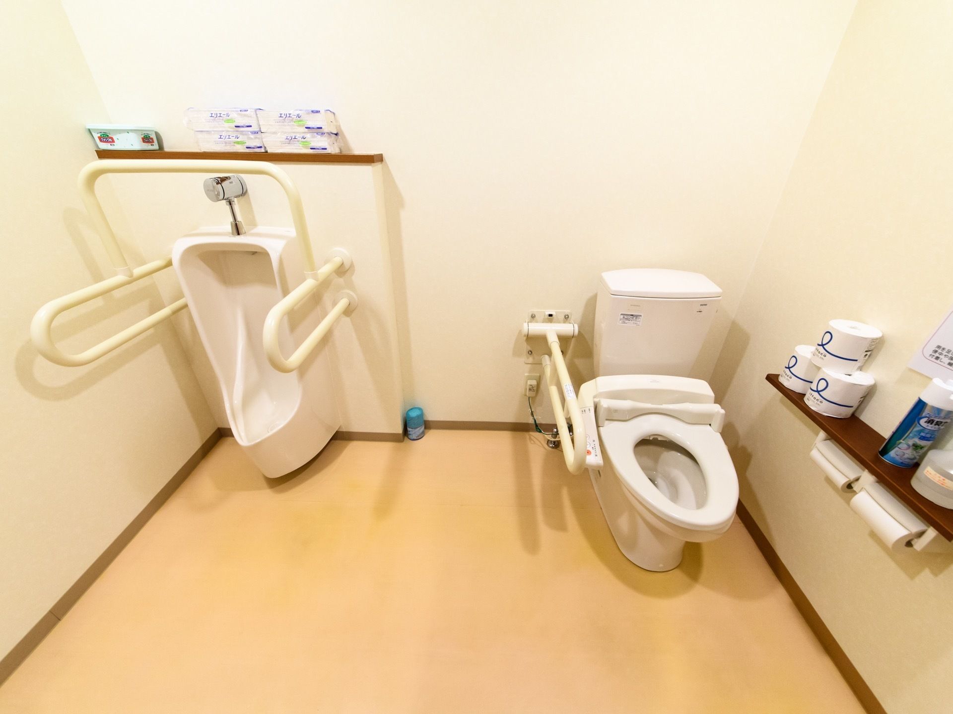 洋式便器は温水洗浄便座付きで、横には可動式の手すりを設置している。小便器の左右と上部にも手すりを取り付けている。