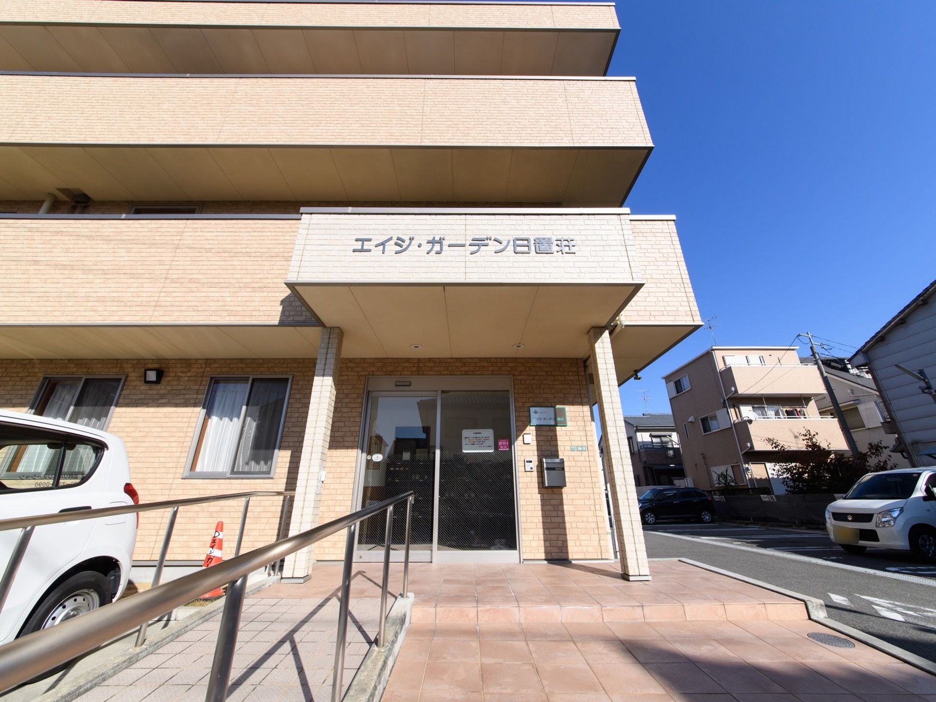 マンションのような外観をした施設。入り口に施設名が表示されている。南に面し、自然光がよく入るようになっている。