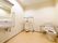 トイレ内に男性用トイレと洋式トイレが設置されている。近くには手すりがある。スペースが広く介助を受けやすい。