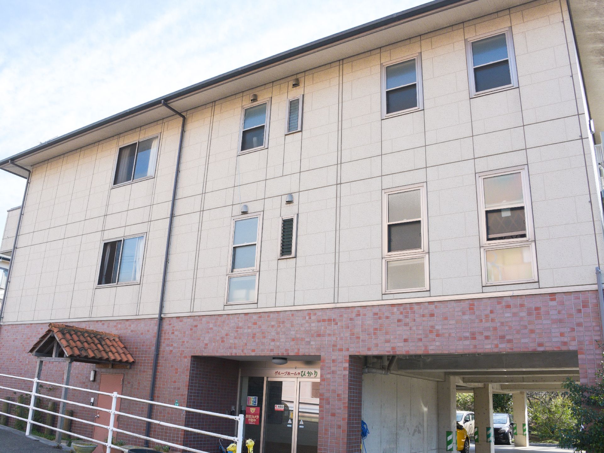 外観は綺麗で新しく、3階建てのマンションの様な建物である。駐車スペースも完備しているので、車の方でも利用出来る。