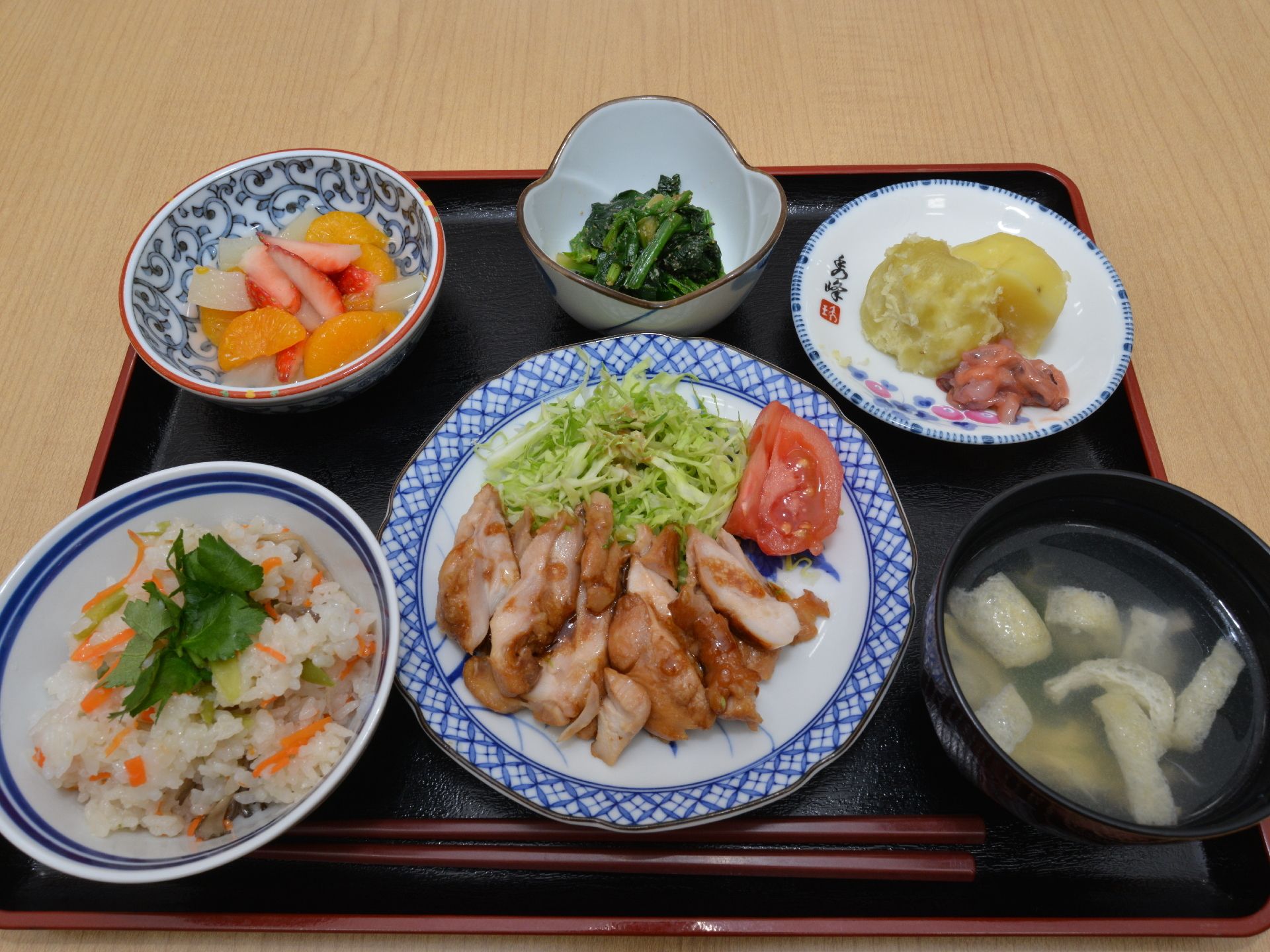 柔らかく調理された、鶏肉のローストと炊き込みご飯の定食