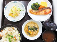 炊き込みご飯と焼き魚のセットメニュー