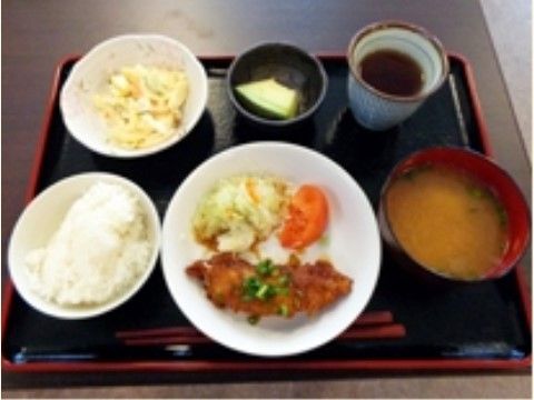 デザートにメロンが付いた、食べやすく調理された和定食