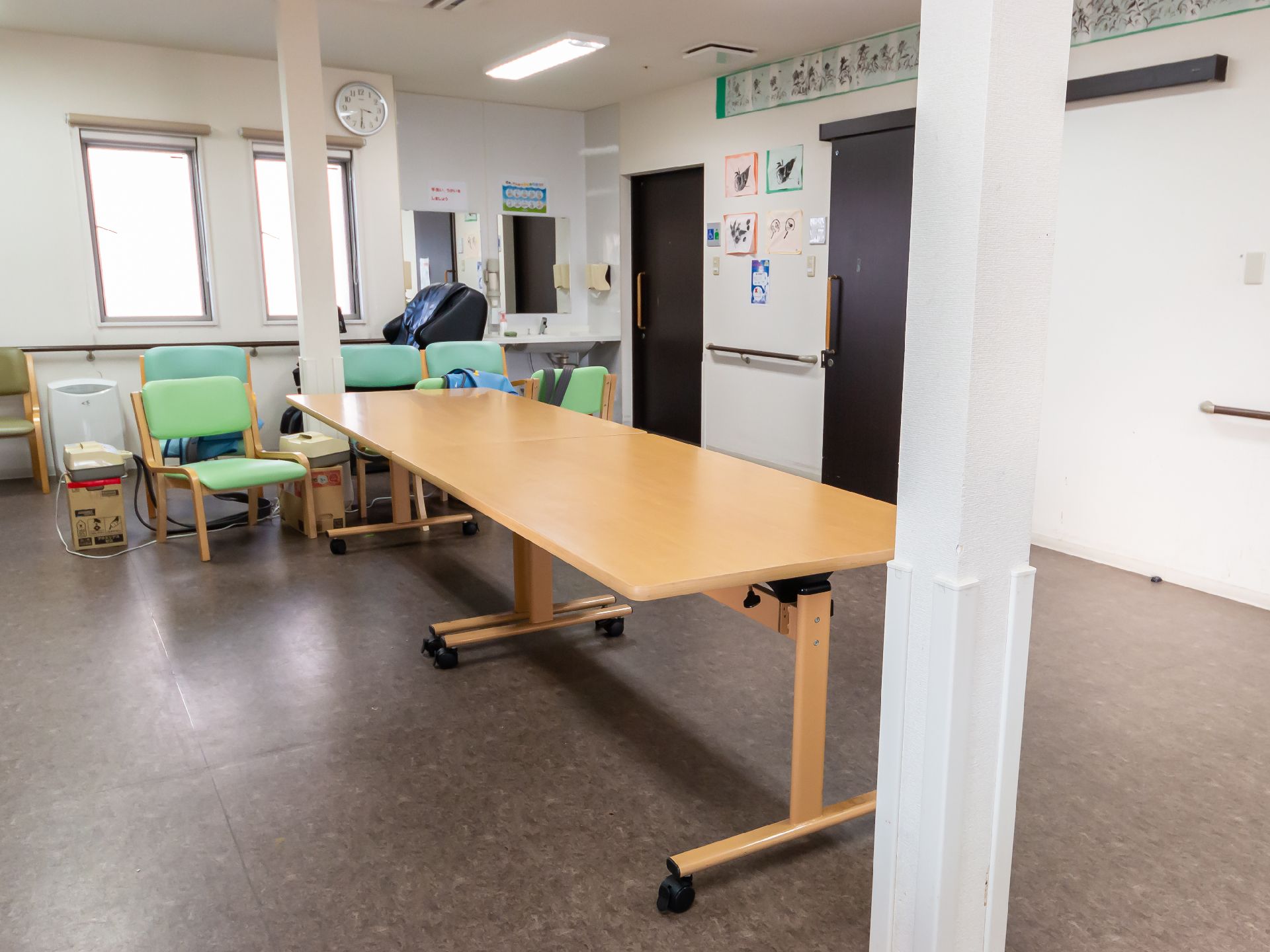 テーブルや椅子があるので、入居者が快適に過ごすことが可能な共有スペース