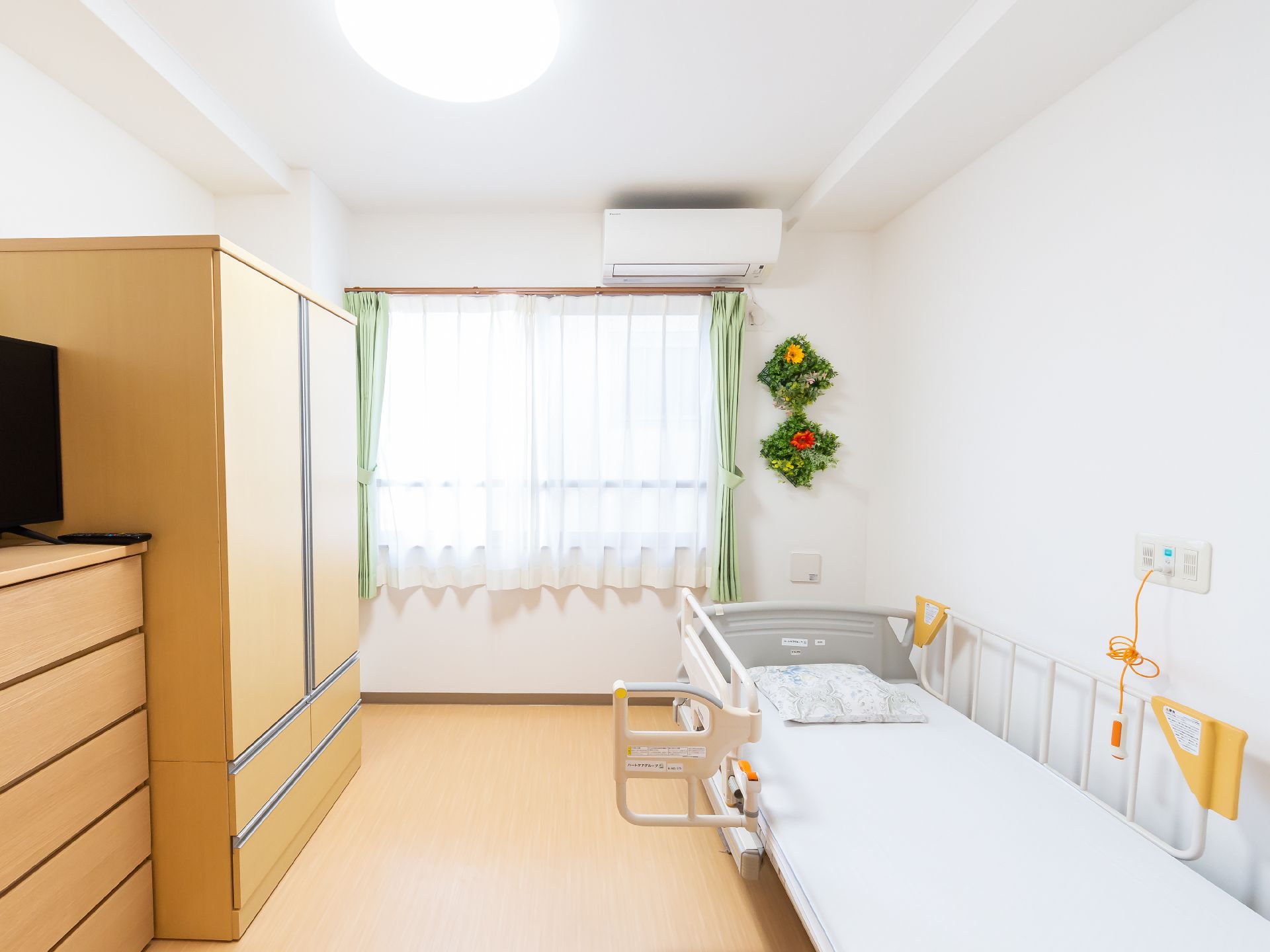 介護ベッドと収納棚が設置された、引き戸になっている居室