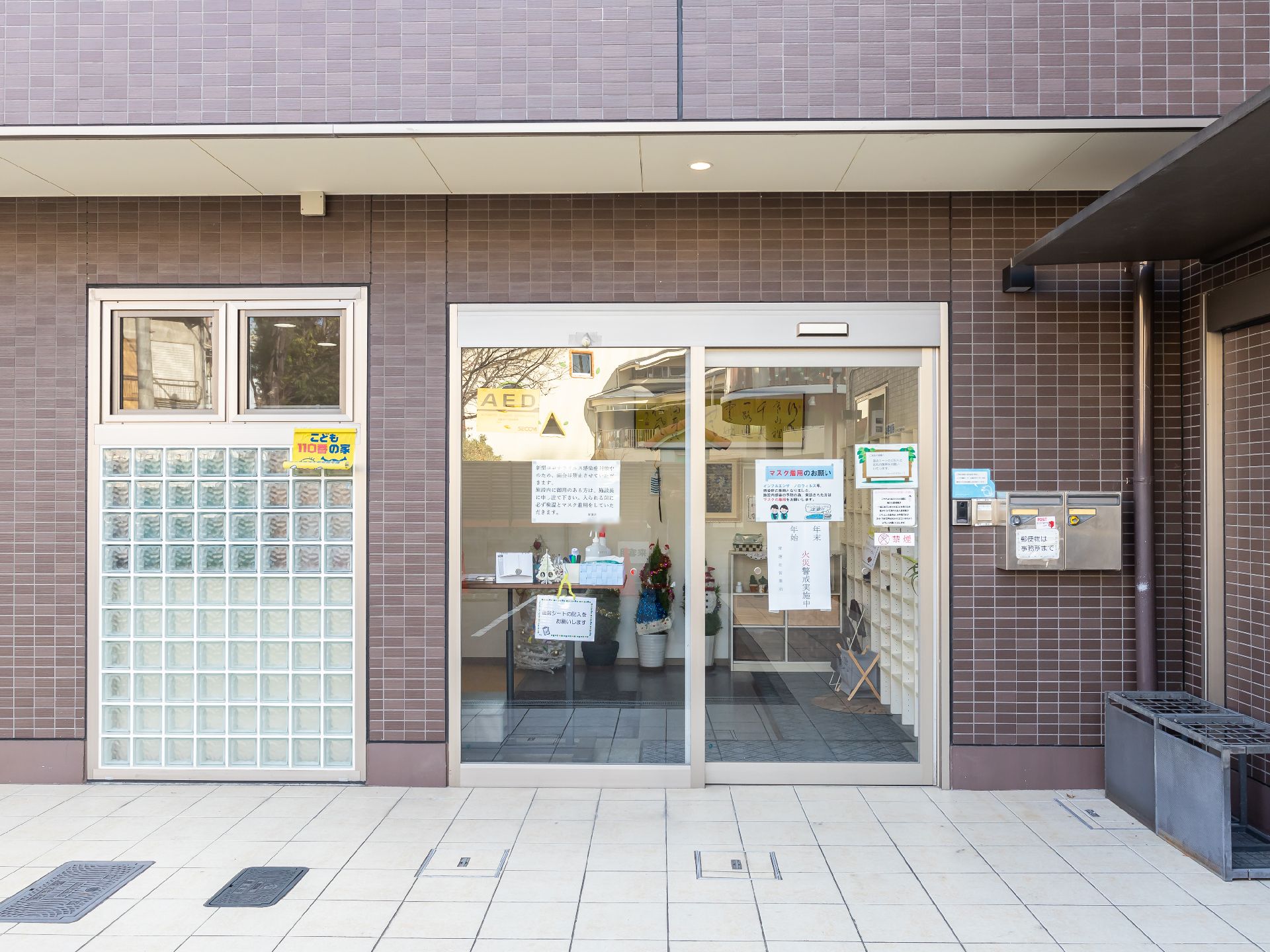 館内まで段差が極力なく、車椅子を使用している方も通行しやすいエントランス