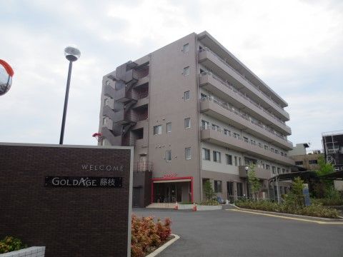 ゴージャスなマンションのような、落ち着いた雰囲気の外観である。６階建ての建物で、ベランダが備わっている。