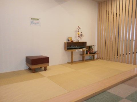 畳が敷かれており、落ち着いた雰囲気で入居者様同士、またご家族様が来訪された際に交流していただけるスペースである。