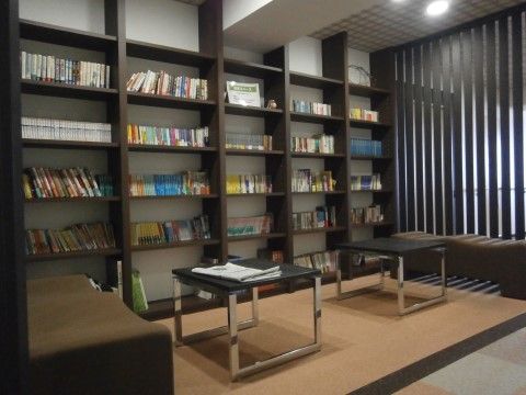 入居者様が自由にご利用いただける、たくさんの本が置かれた図書スペース。落ち着いた雰囲気で過ごすことができる。