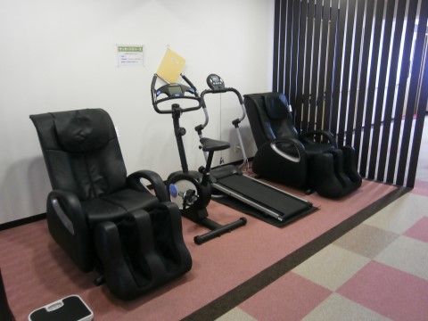 マッサージチェア、ランニングマシン、バイクマシンが置かれたスペース。健康維持・体力低下予防にお使いいただける。