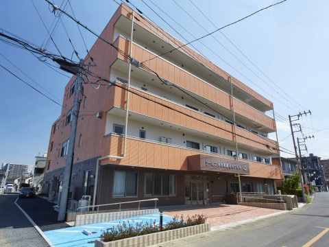 居室にはベランダが設置されている。スロープと手すりが設置されている。車椅子をご利用の方も安全に移動することができる。
