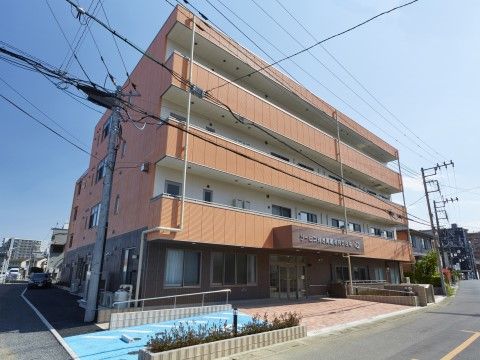 ４階建ての施設であり、外観はオレンジ色でとてもスタイリッシュ。駐車場も完備されているので車での来訪もできる。
