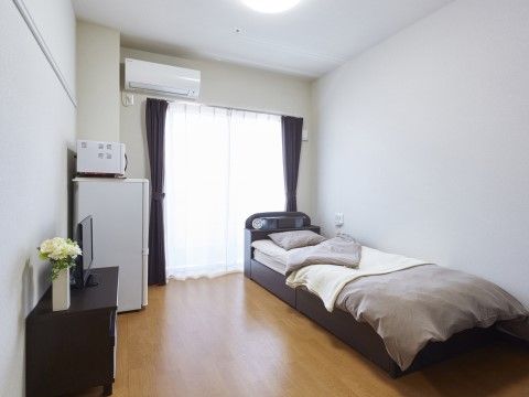 居室には大きなベッドと冷蔵庫、電子レンジにテレビがあり生活に必要なものは全て揃っている。またエアコンもあるので夏や冬も快適に過ごせる。