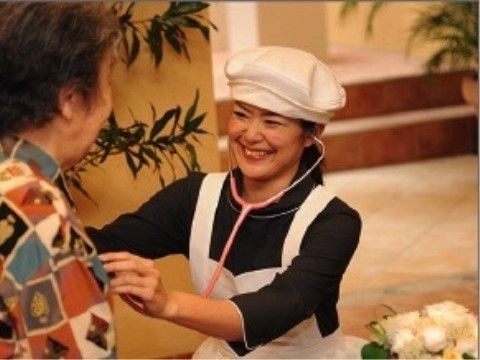 聴診器で女性入居者様の体調をチェックする女性スタッフ