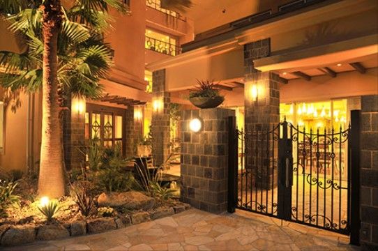「ロングライフ阿倍野」の外観。照明にもこだわっています。