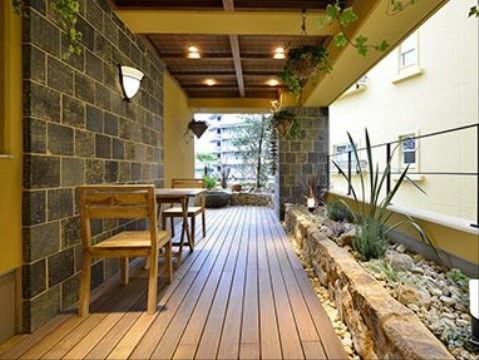「ロングライフ阿倍野」の通路。床の木目が優しい通路です。