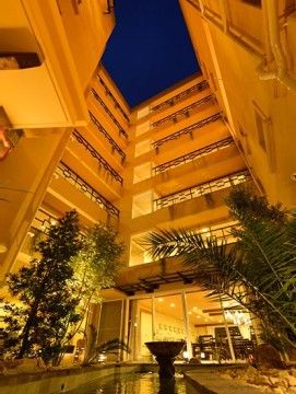 「ロングライフ阿倍野」の外観。リゾートをイメージした癒しの空間。