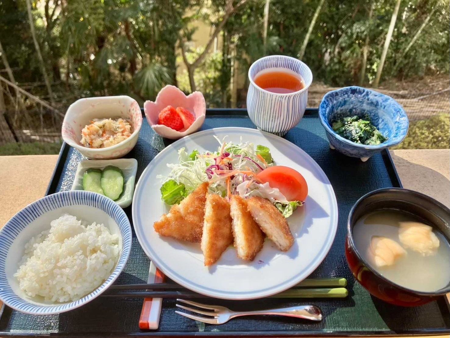 施設内で提供される、高級フレンチを思わせる優雅な食事