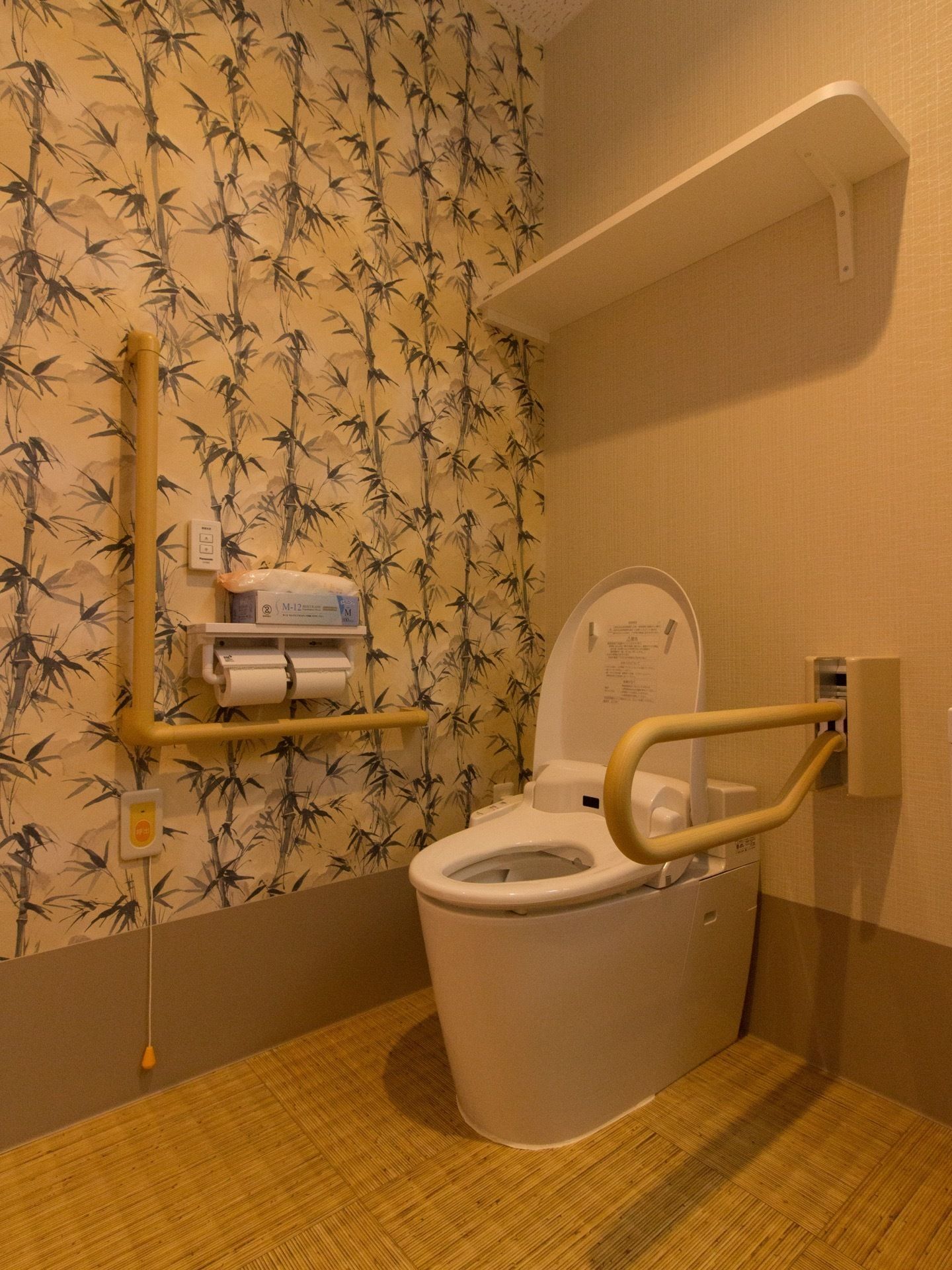 トイレには温水洗浄便座器が完備されている。緊急ブザーや可動式手すりなどが設置され、安心して快適に用をたすことができる。