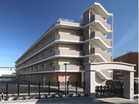 ５階建てのブラウンを基調とした建物である。バルコニーを完備しているので、布団や洗濯物を干すことができて便利である。