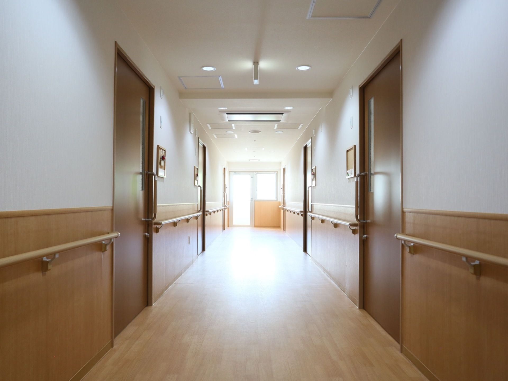 長い廊下は、幅が広くフラットになっているので、車椅子をご利用の方同士が行き違っても、余裕のスペースになっている。