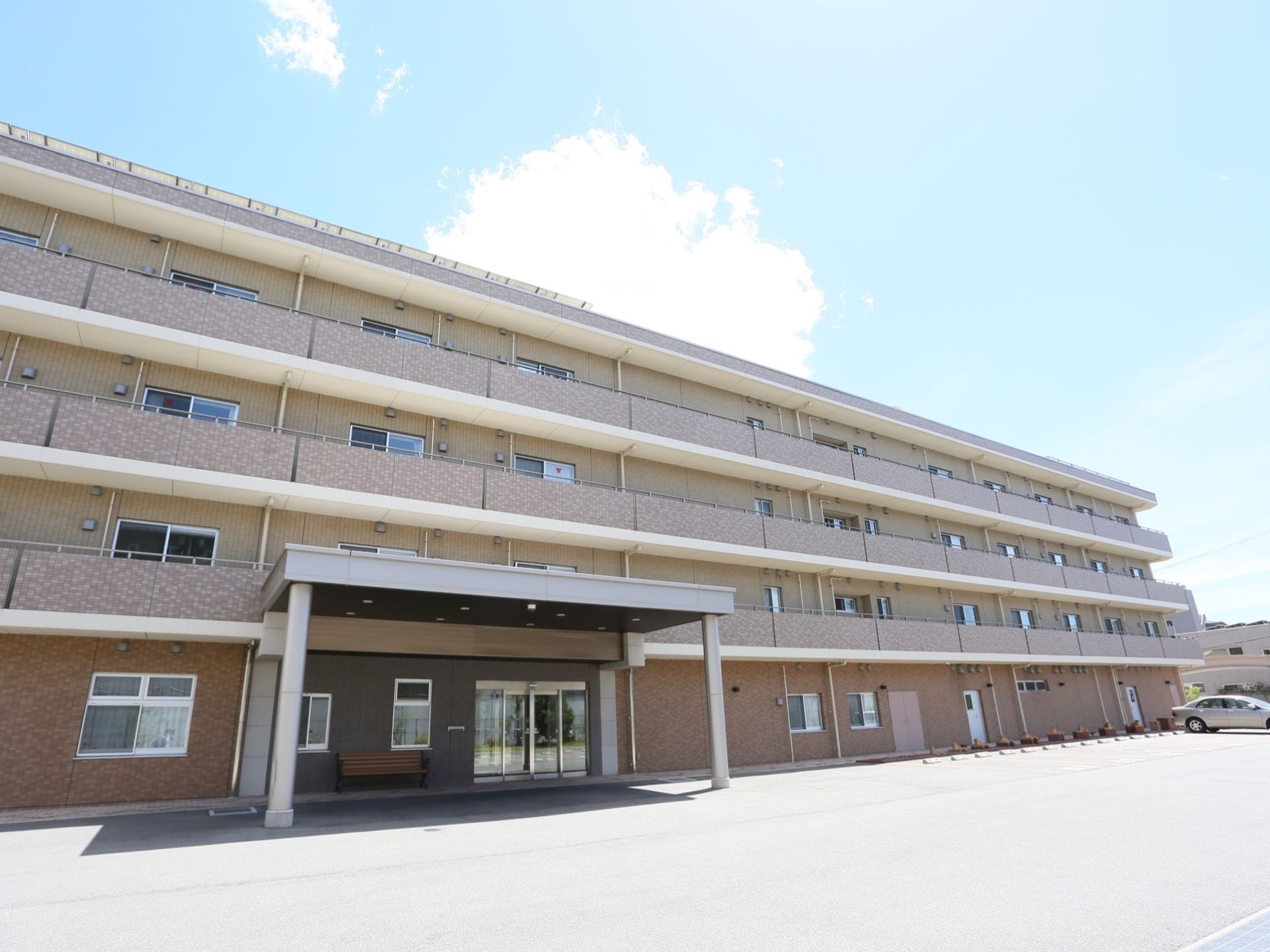外観は茶色を基調とした、落ち着いた色合いになっている。4階建てで、2階から4階が居室となり、各フロアーに機能訓練室が含まれている。