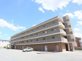 高級マンションのようなオシャレな外観。広い駐車スペースも完備しており、入居者様のご家族もお気軽にお越しいただける。