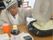 共有スペースでは、お料理イベントを開催している。例えば、鉄板でたくさんの餃子を焼き、入居者様が一緒に食べることもある。