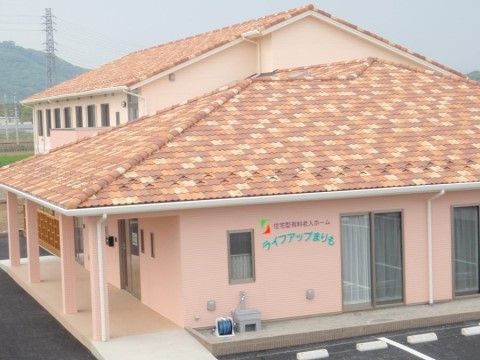 屋根のレンガには、アイボリーからオレンジまでの数色のタイルが利用されており、おしゃれである。アットホームな雰囲気のホームだ。