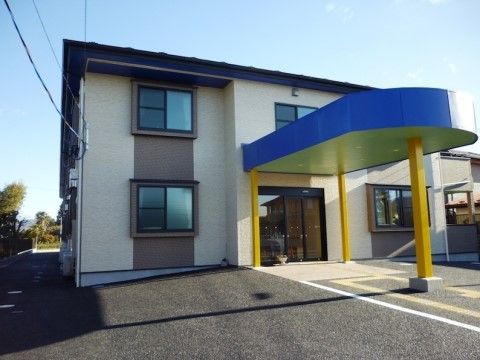 アーティスティックな屋根の付いた、グループホームの入り口