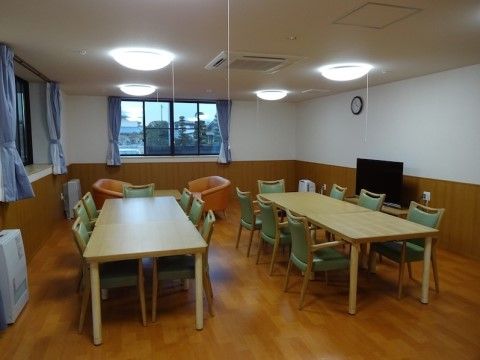 壁際に置いたテレビが見えるように、7人席が2つ配置された食堂