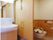 居室内のトイレは引き戸になっており段差がないため車椅子での利用もストレスなく行える。トイレの外には洗面台が設置されている。