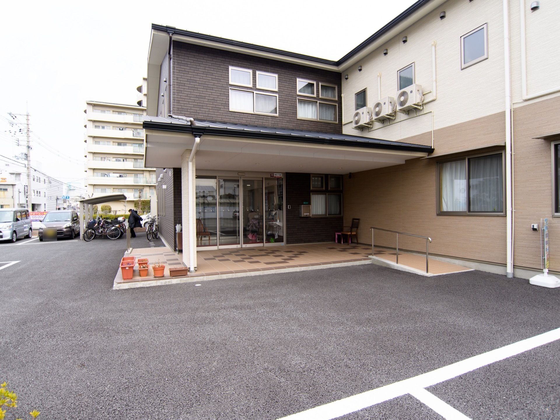 ご入居されたご夫婦が散歩している。