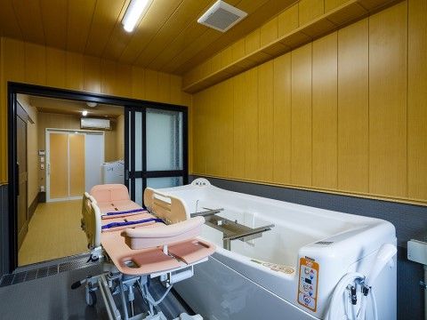 「えくせれんと聚楽第」機械浴室。介護度が高い方でも安心して、お風呂を楽しめます。