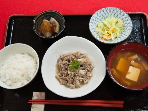 「えくせれんと聚楽第」お食事。栄養満点のお食事をご用意させていただきますので、どうぞ楽しんでお召し上がりくださいませ。