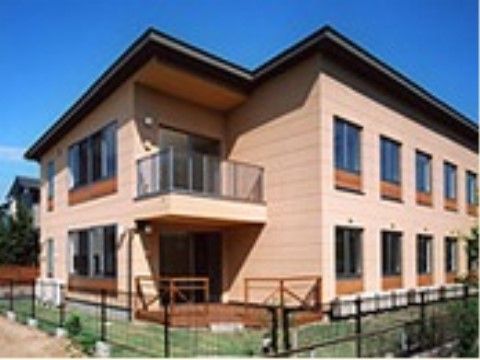 2階建てのグループホームの外観