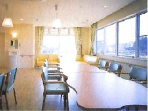 広々としており、大きな窓が開放感を感じさせる食堂である。入口に水道があり、食事の前後に手を洗ったり薬を飲むのに便利である。