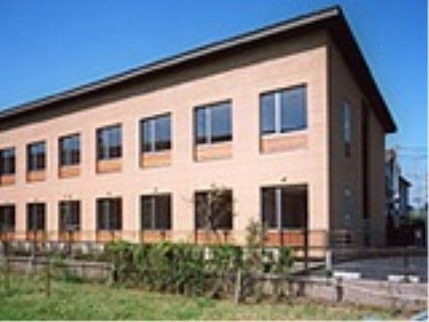 施設の周りは緑が豊かで住みやすい。見た目もアットホームで親しみが感じられる。駐車場もあるので車で来訪することもできる。